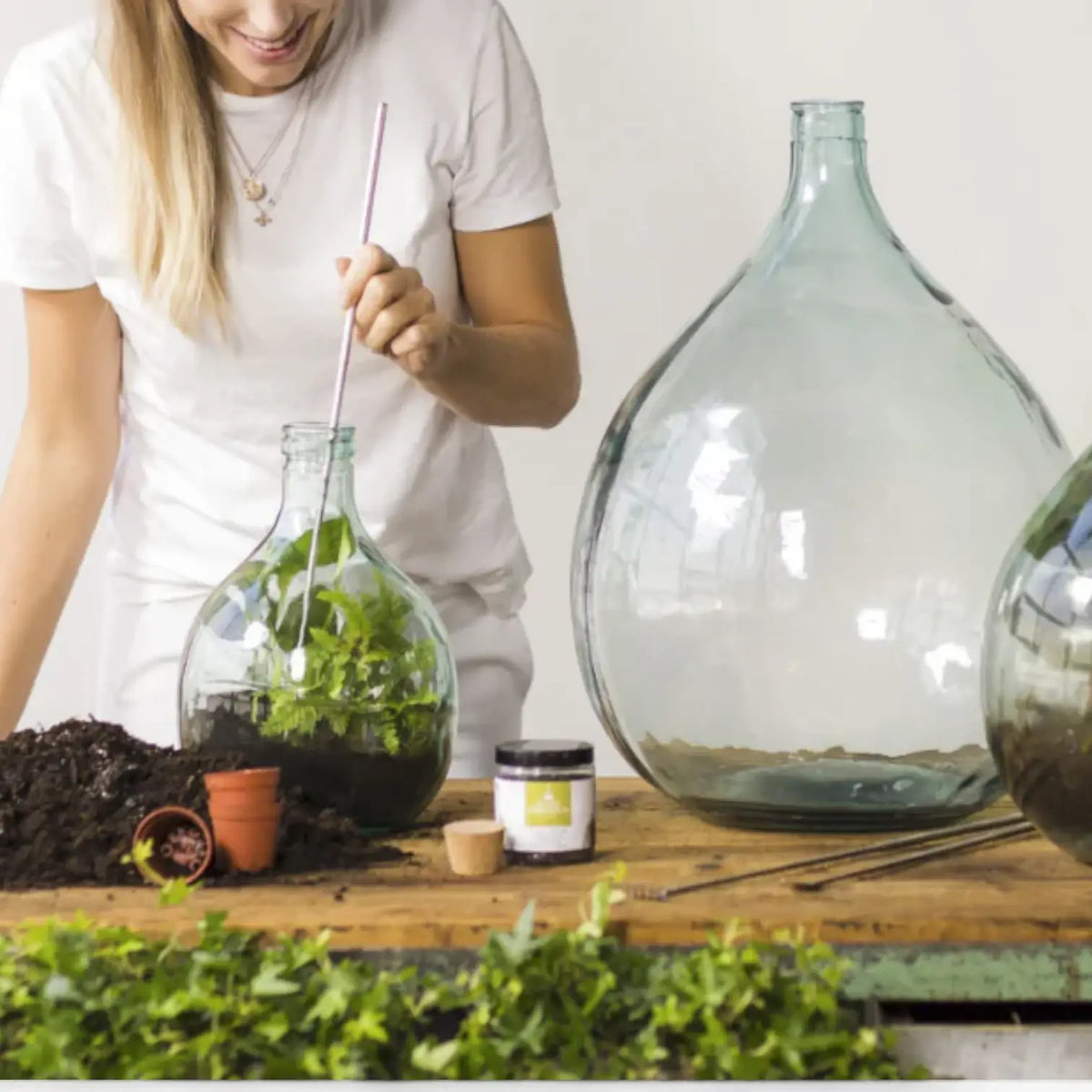 Terrarium Pick-Up Tool with Claw on white background, product photo 2.