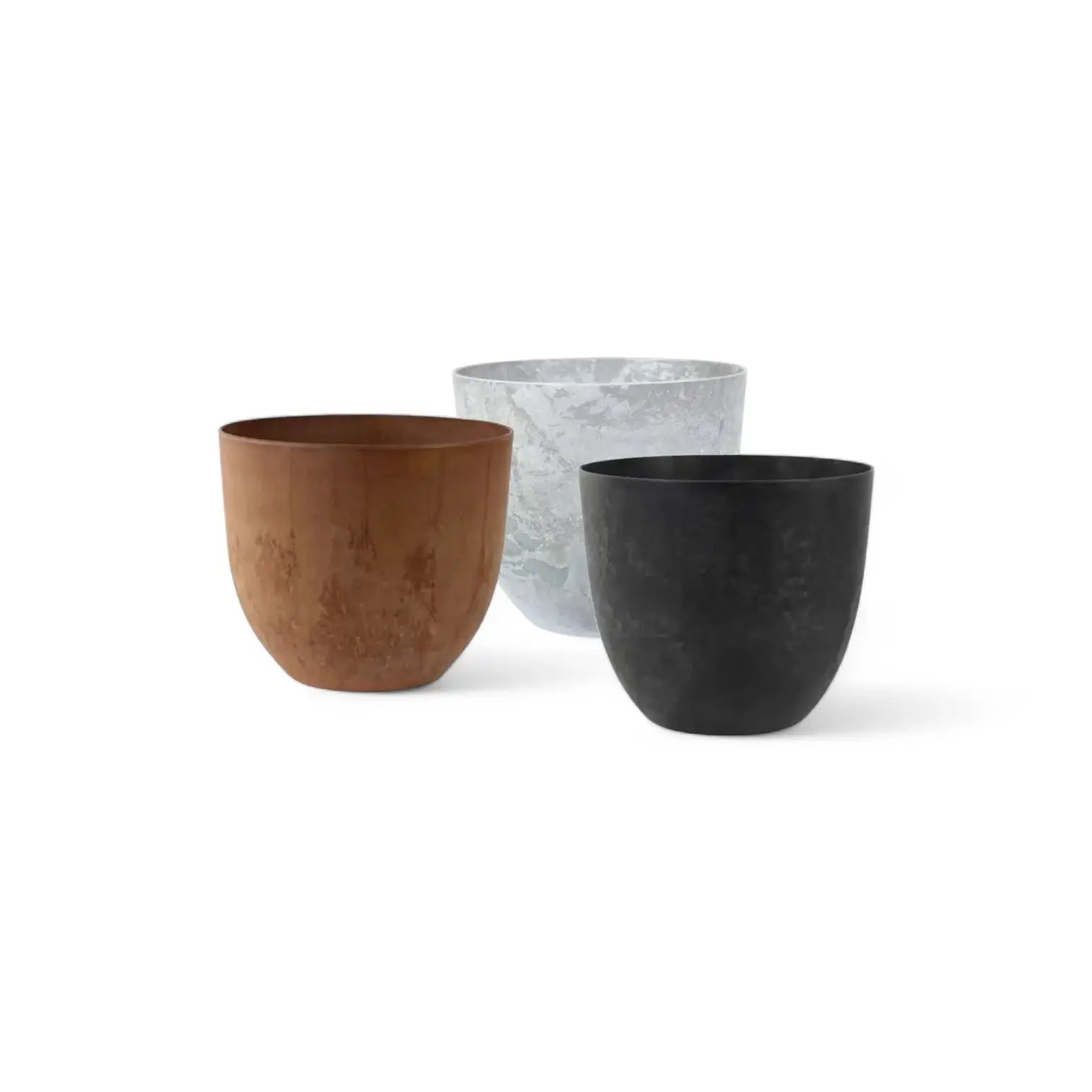 Artstone Pot 'Bola' on white background.