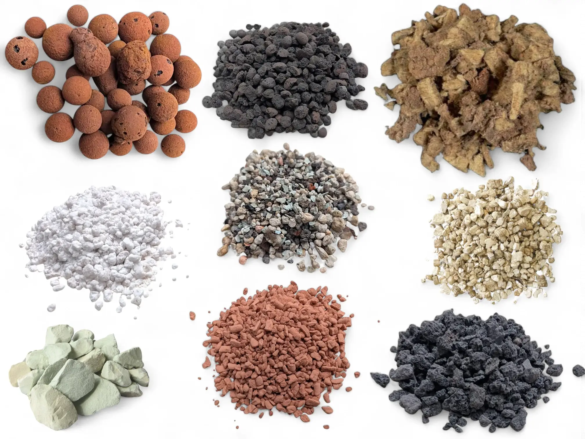 Verschiedene Erden und Substrate vor weißem Hintergrund