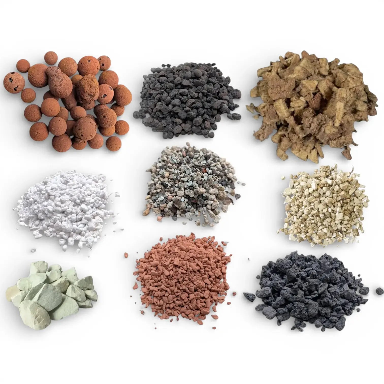 Verschiedene Substrate und Zuschlagstoffe vor weißem Hintergrund: LECA, Pon, Kokosfaser, Aktivkohle, Seramis, Perlit und Vermiculit