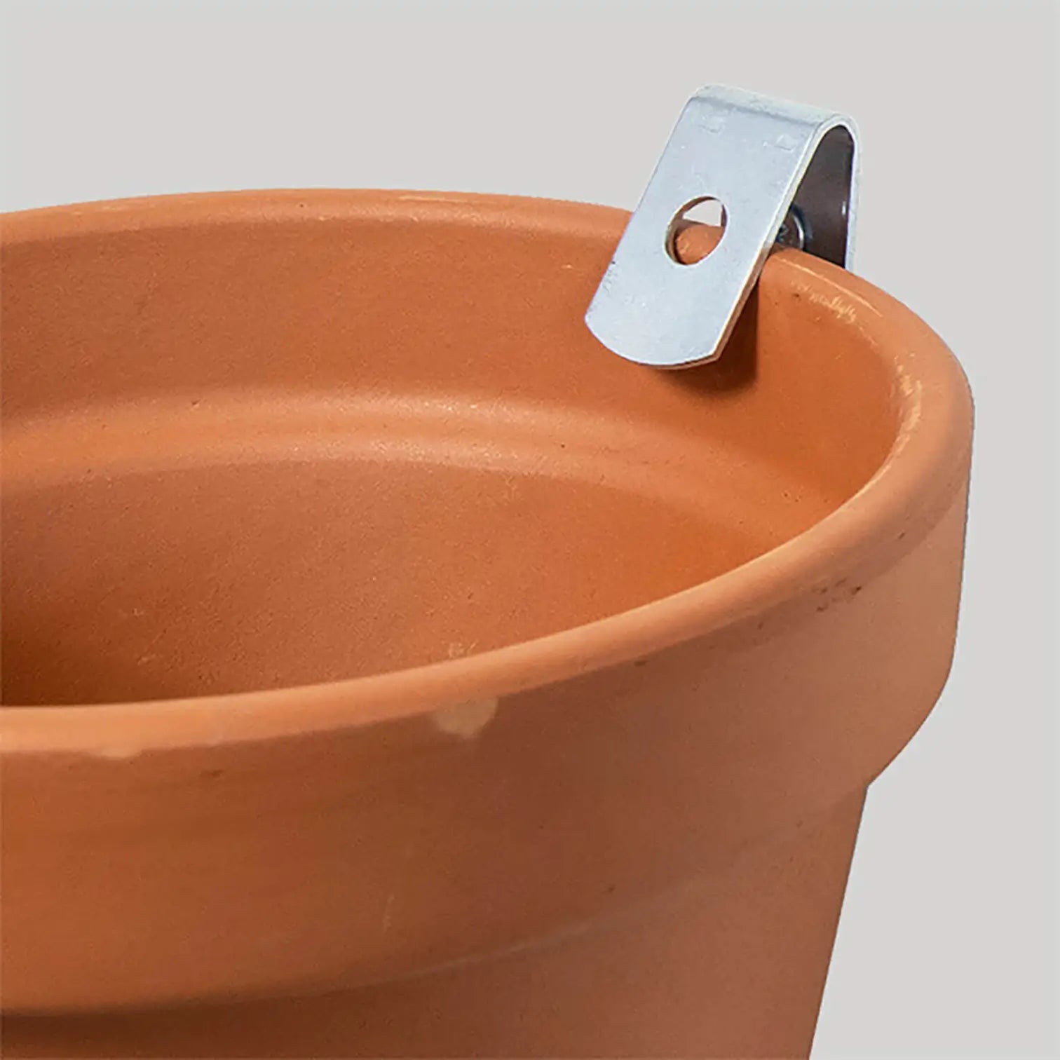 Wandmontageset "Clippy" für Blumentöpfe Hauptproduktfoto vor weißem Hintergrund.