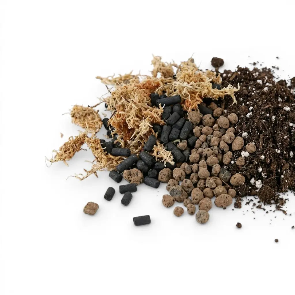 Gemischte Zutaten für Terrarium-Substrat: Erde, Lavagranulat, Sphagnum-Moos und Aktivkohle-Granulat auf weißem Hintergrund
